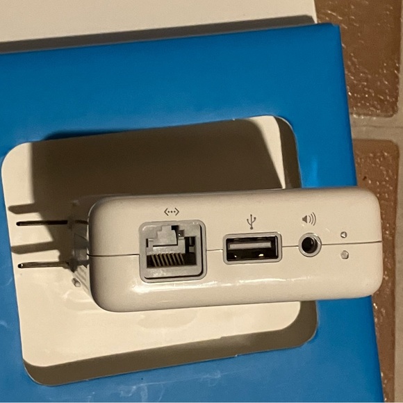 Apple AirPort Express Base Station - Picture 3 of 3